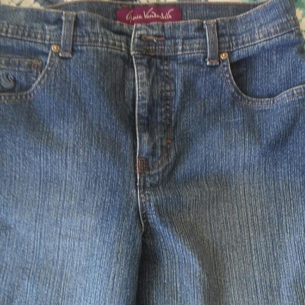 ✨Fitted✨ KNEE LENGTH DENIM SHORTS. Or Capris